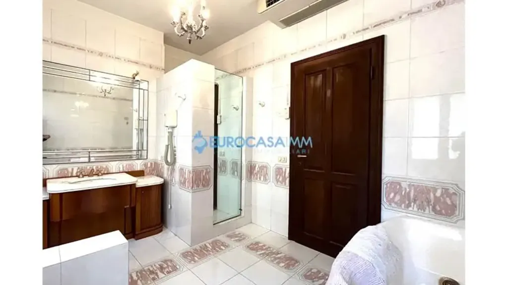 Bathrooms - Villa with Private Garden in Rolo Historic Centre