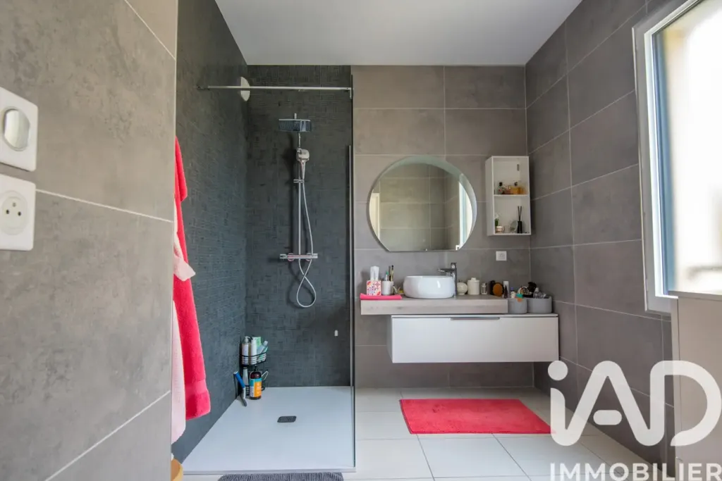 Bathrooms - 6-Piece Apartment with Terraces in Rue des Arènes