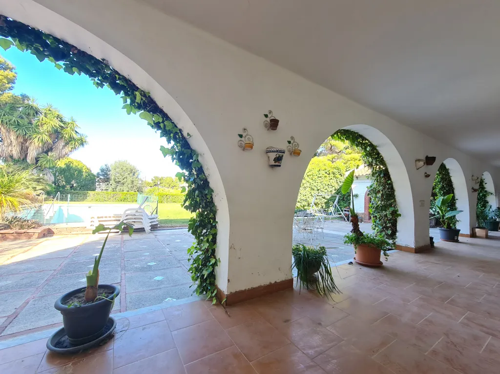 Terrasse - Señorial Chalet for Renovation with Pool in La Cañada