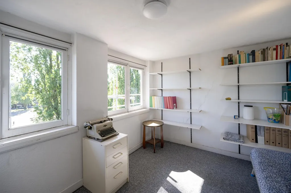 Bureau - 3-Bedroom Apartment with Free View in Amsterdam