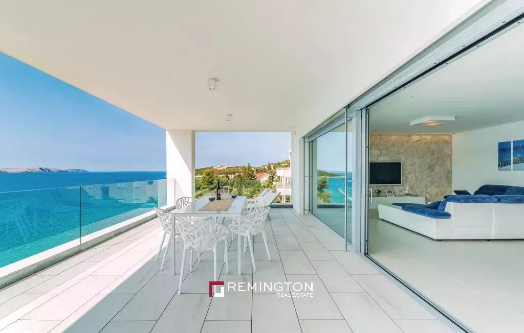Terrass - Waterfront Penthouse with Private Beach in Pag