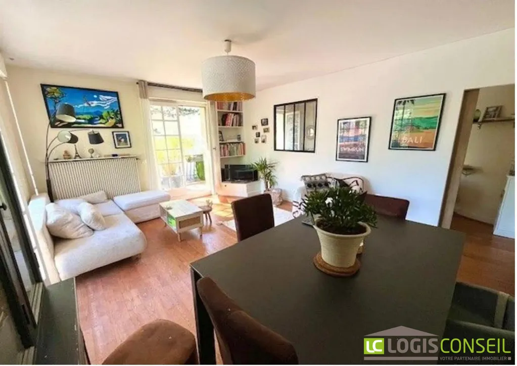 Living Room - 3-Piece Flat with Balcony in Châtenay-Malabry