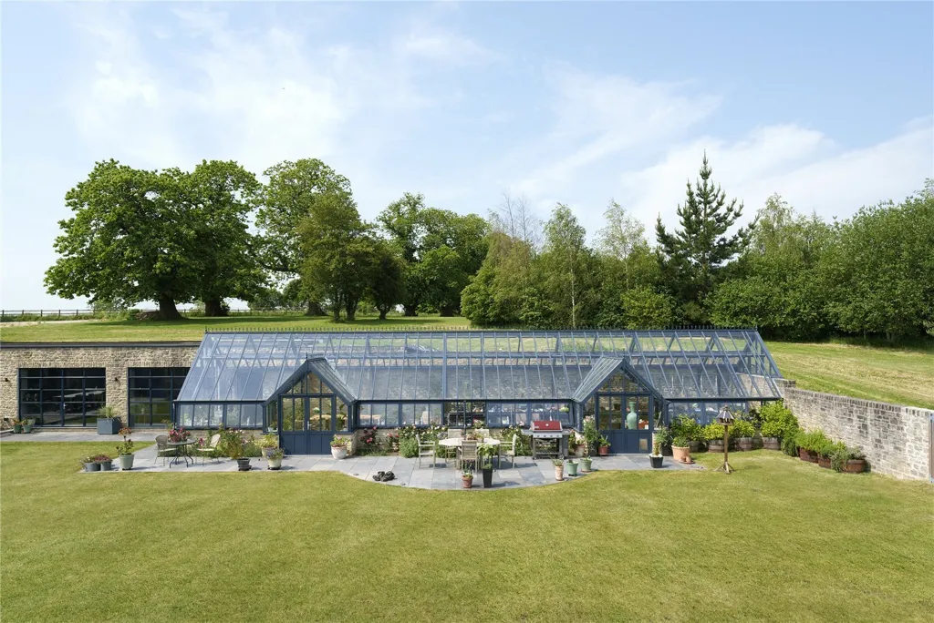11 magamistoaga maja asukohas Hinton Charterhouse