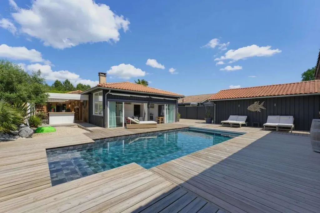 Piscina - Villa with Pool near Martignas-sur-Jalle