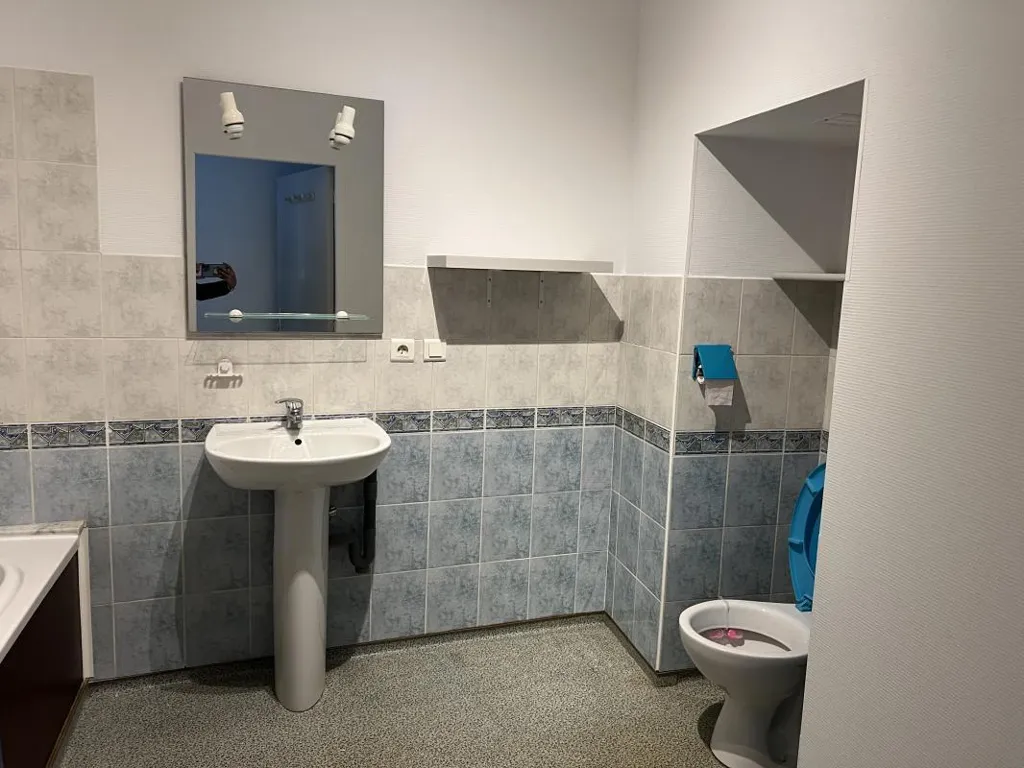 Salles de bain - Appartement Ensoleillé avec Ascenseur en Centre-Ville