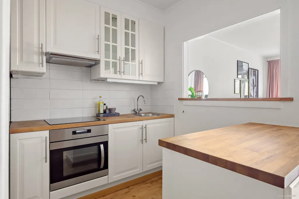 Kitchen - Modern 2nd Floor Flat with Balcony in Central Location