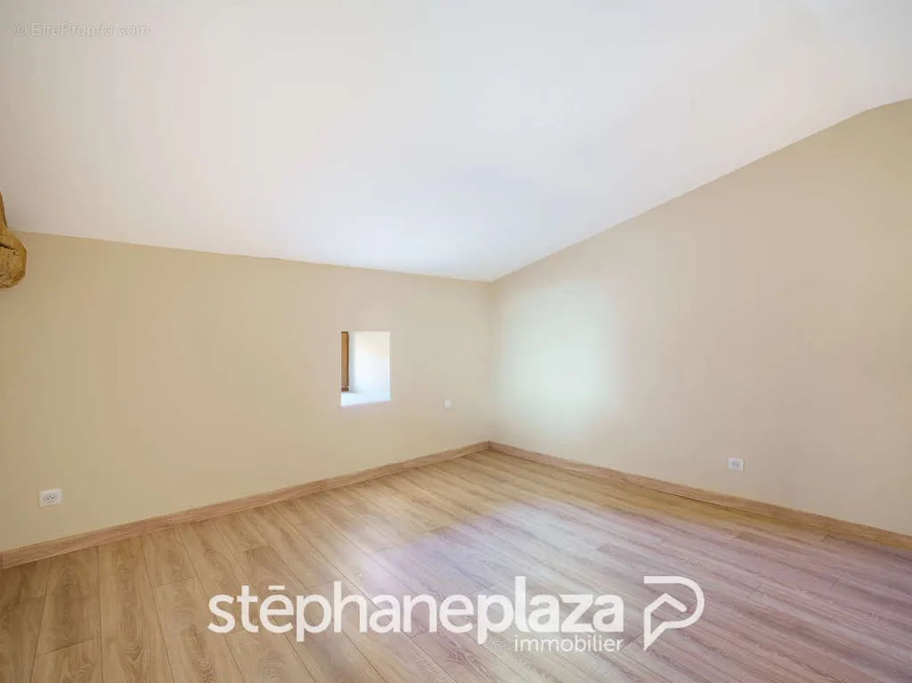 Pièces - Maison détachée rénovée avec garage à Uchizy