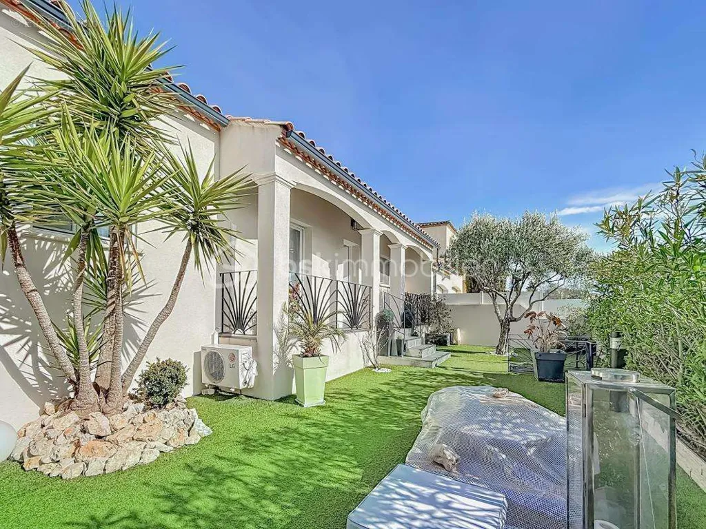 Garden - Villa with Pool and Garage in Cournonsec