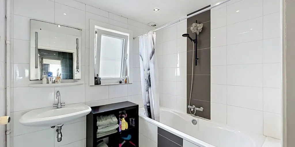 Salles de bain - Maison Familiale avec Piscine Chauffée à Hamont