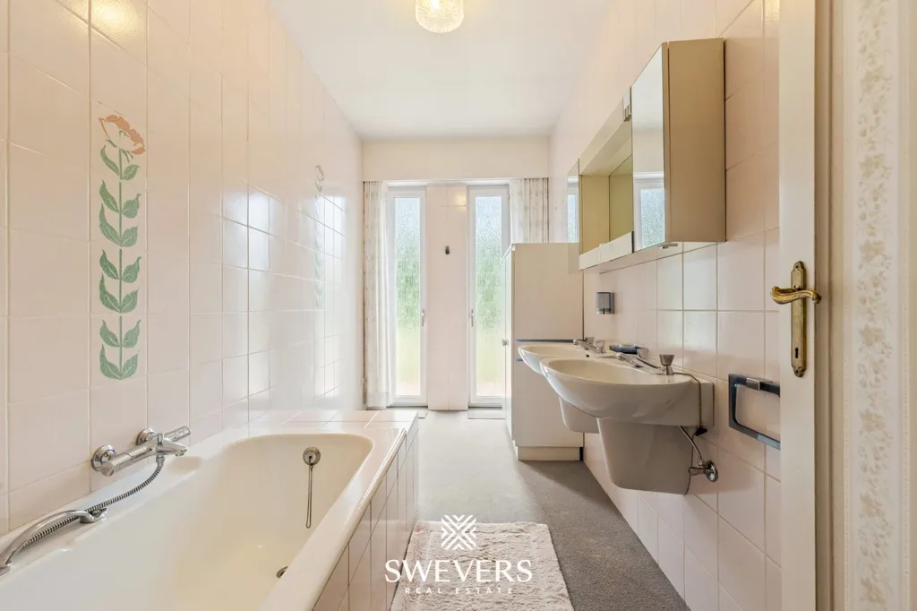 Bathrooms - Open Plan House with Garden in Beringen