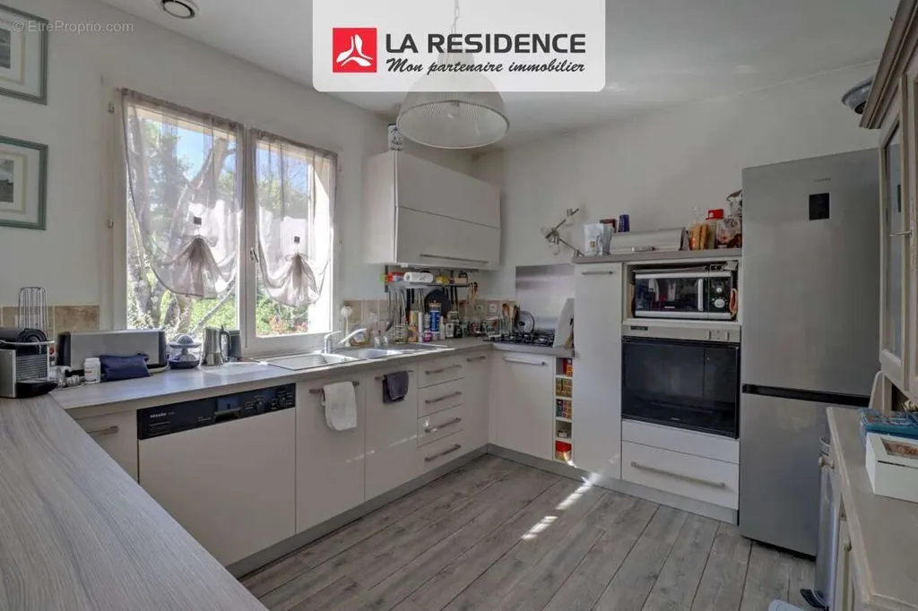 6-room house in Verneuil-Sur-Seine