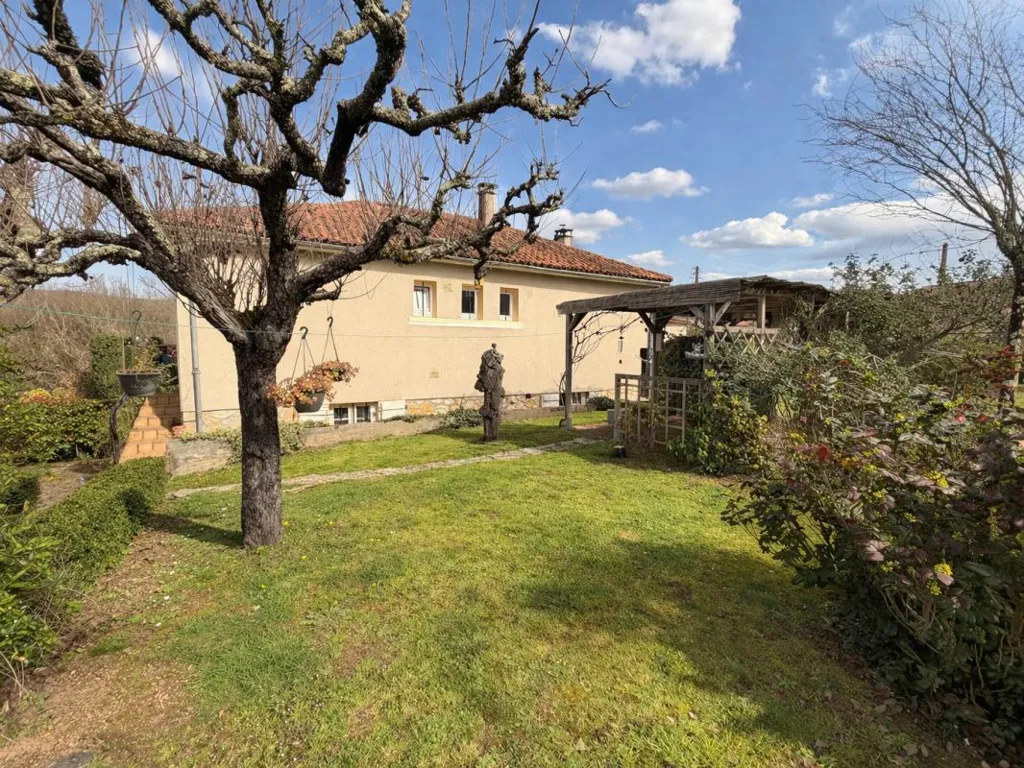 Aed - Renovated House with Garden in Luzech