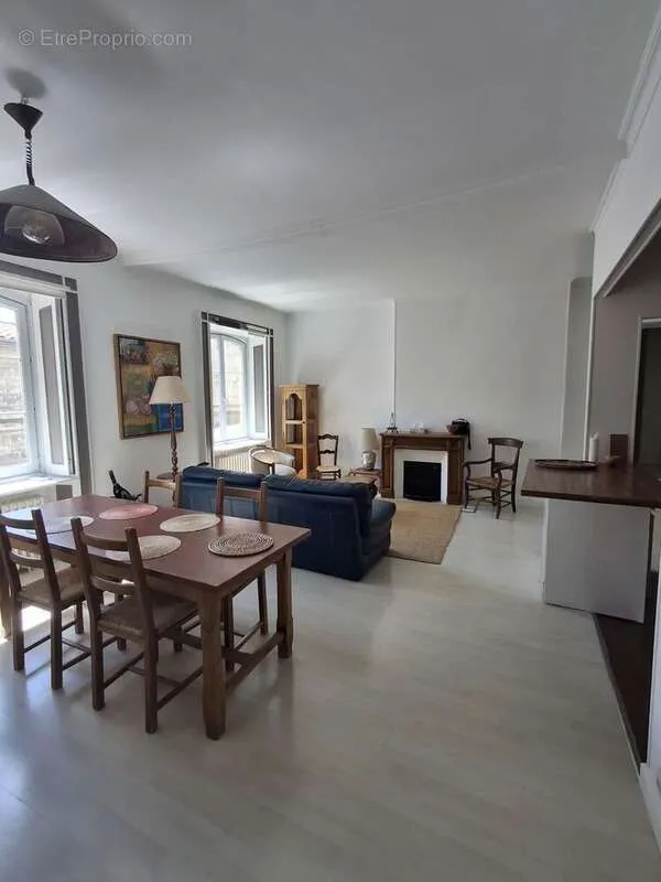 Séjour - Appartement Lumineux avec Cour Intérieure au Centre Historique de Montpellier