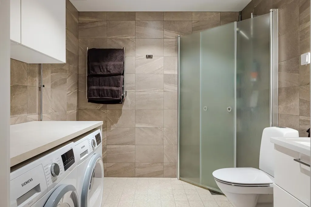 Salles de bain - Modern Apartment with Extra Study in Björkalund
