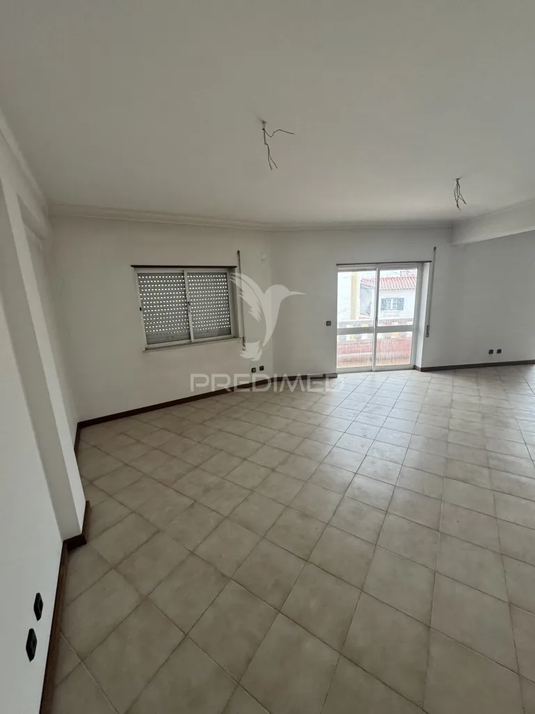 Séjour - Office with Conversion Potential in Porto de Mós