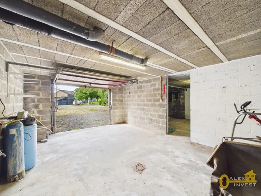 Garage - 4-Bedroom Villa with Garden in Quiet Location