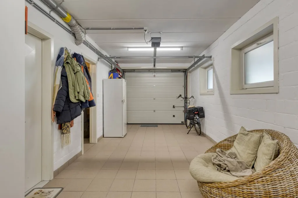Garage - Family Home with Solar Panels in Izegem