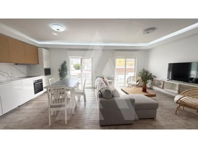Séjour - Remodelled T2 with Two Frontages in Quarteira