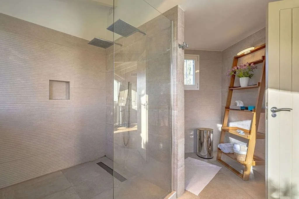 Salles de bain - Traditional Chalet with Pool in Las Chapas, Marbella