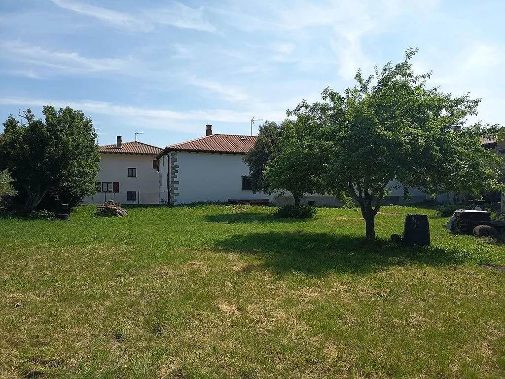 Garden - Palatial House with Garden in Larumbe