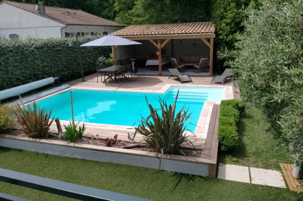 Piscine - Maison Contemporaine avec Piscine à Médis