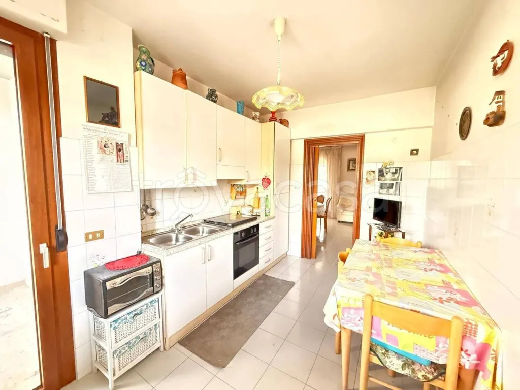 Cuisine - Apartment with Balcony in Villa Reatina, Rieti
