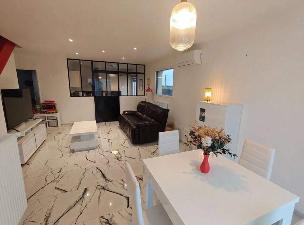 Sala da pranzo - Contemporary House with Terrace in Brécé