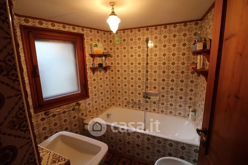 Salles de bain - Two-Storey Apartment with Town Centre View in Rima