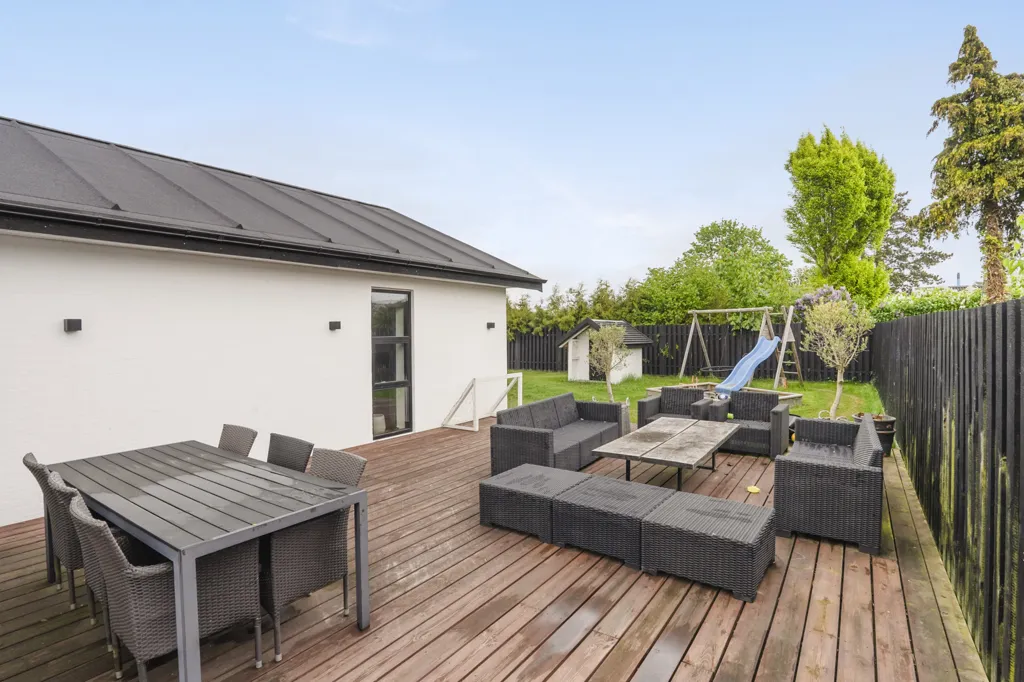 Terrace - Modern Villa with Large Terrace in Bullerup