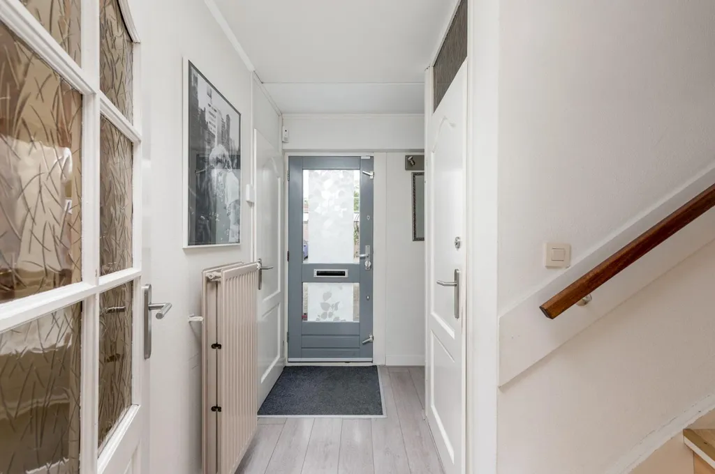 Esik - Spacious 5-Bedroom House with Deep Garden in Almere