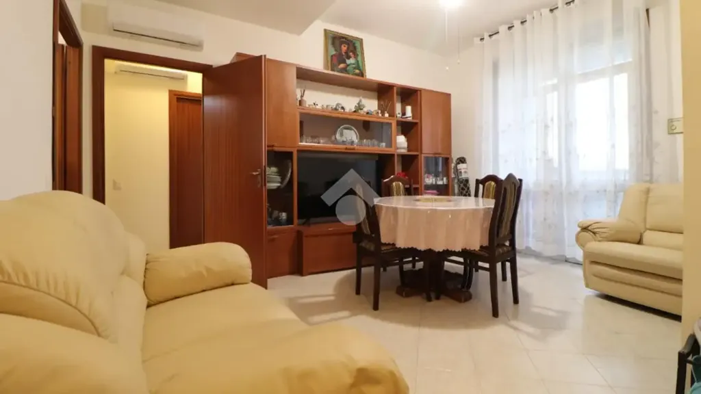Soggiorno - Rear-Facing Apartment with Balcony in Mantua