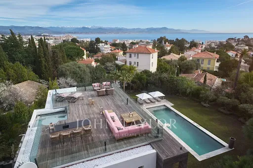 Vue aérienne - Villa Contemporaine avec Vue Panoramique à Antibes