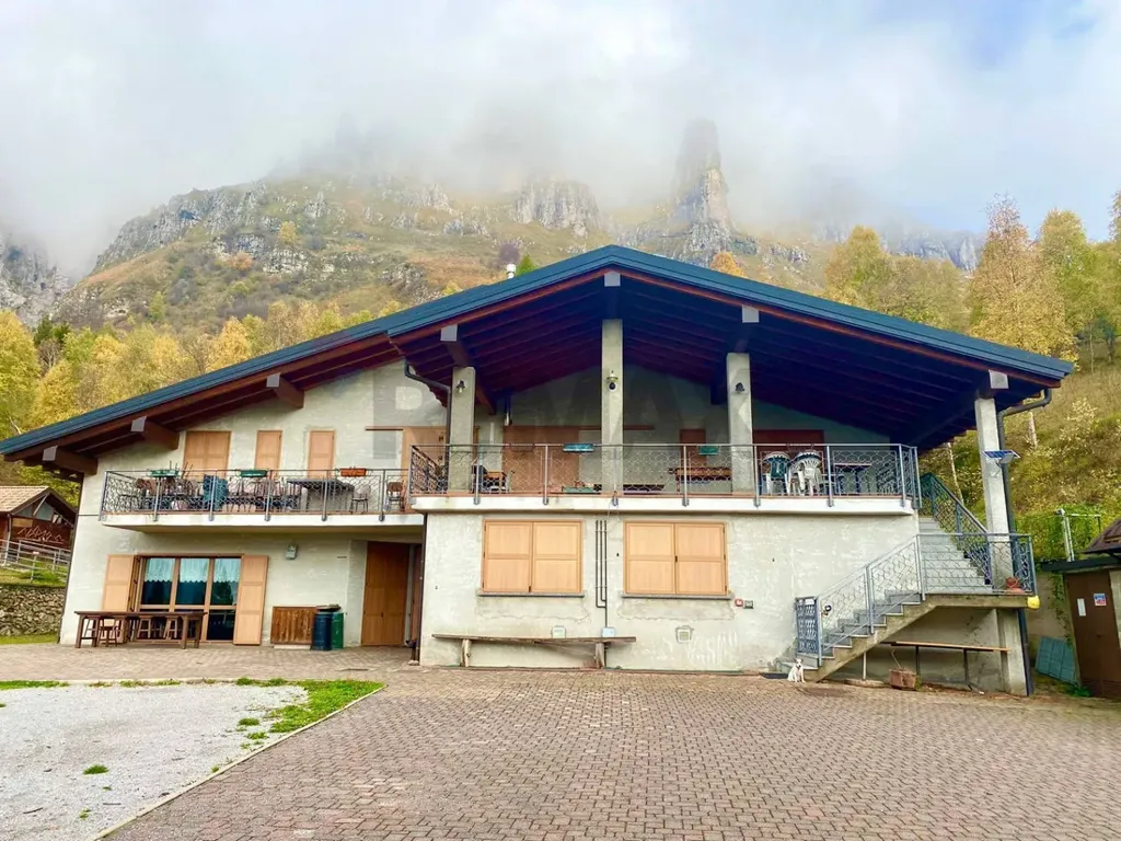 Välivaade - Mountain Refuge with Garden at Piani Resinelli
