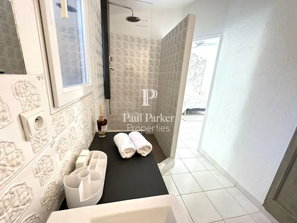 Salles de bain - Villa Luxueuse avec Piscine à Grans