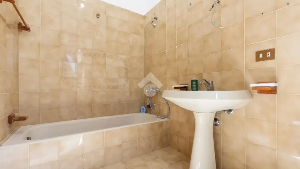 Salles de bain - Two-Bedroom Apartment with Balcony in Rome
