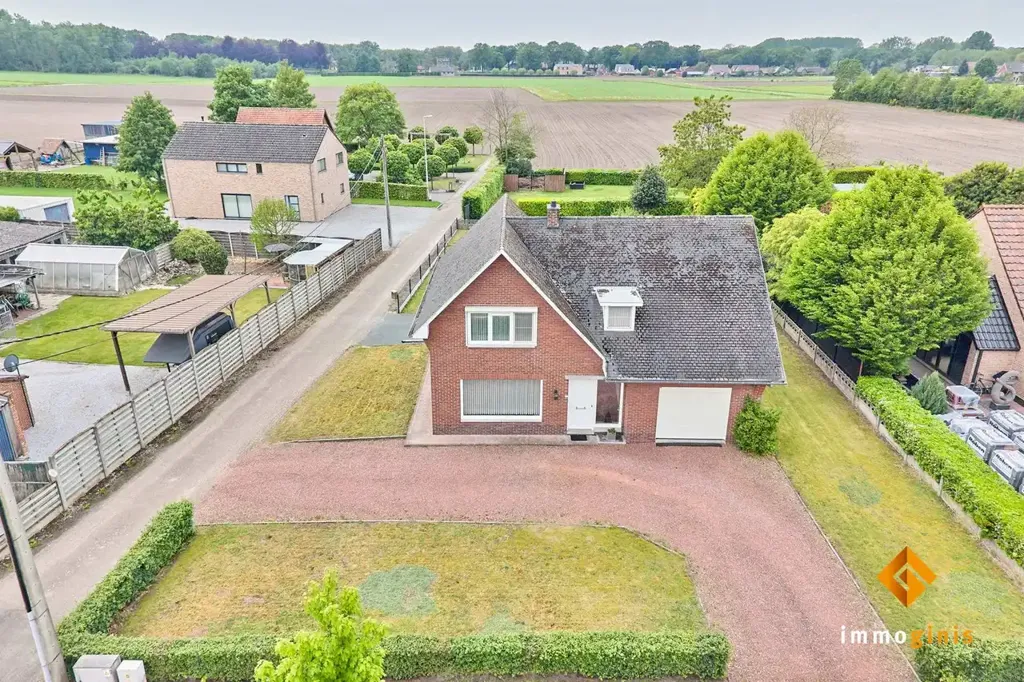 Õhuvaade - Spacious House with Green View in 10a17ca Plot