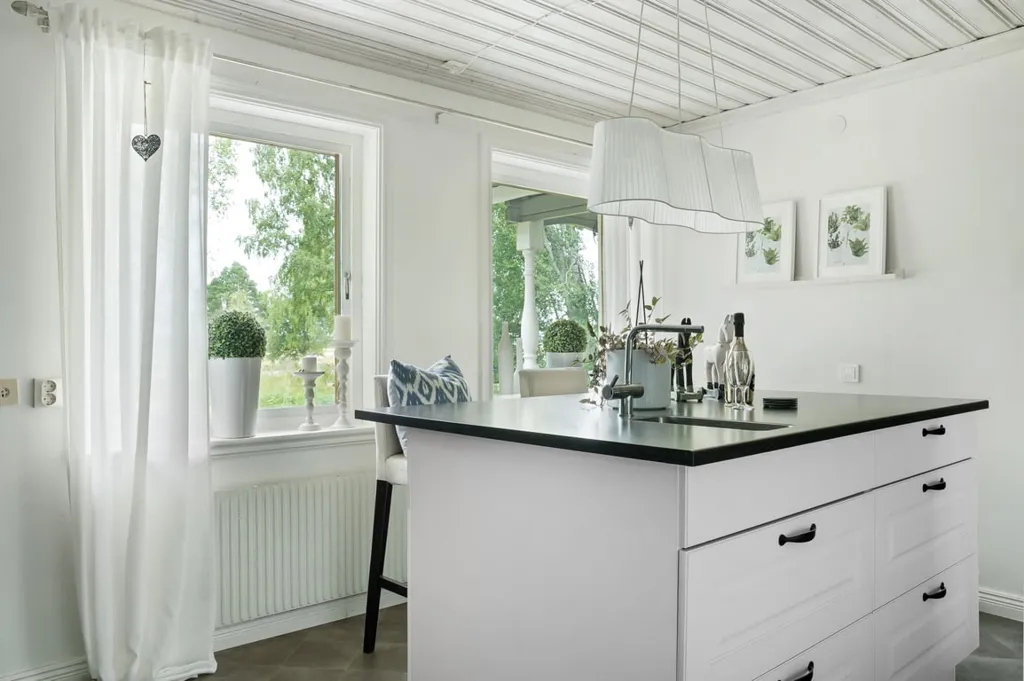 Cuisine - Charming Villa with Garden in Lantligt Setting