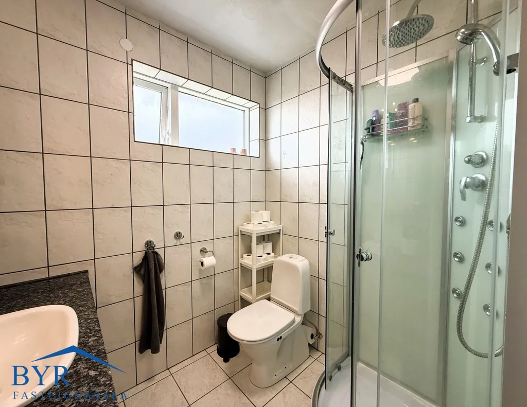 Salles de bain - Appartement 5 pièces à Neskaupstaður