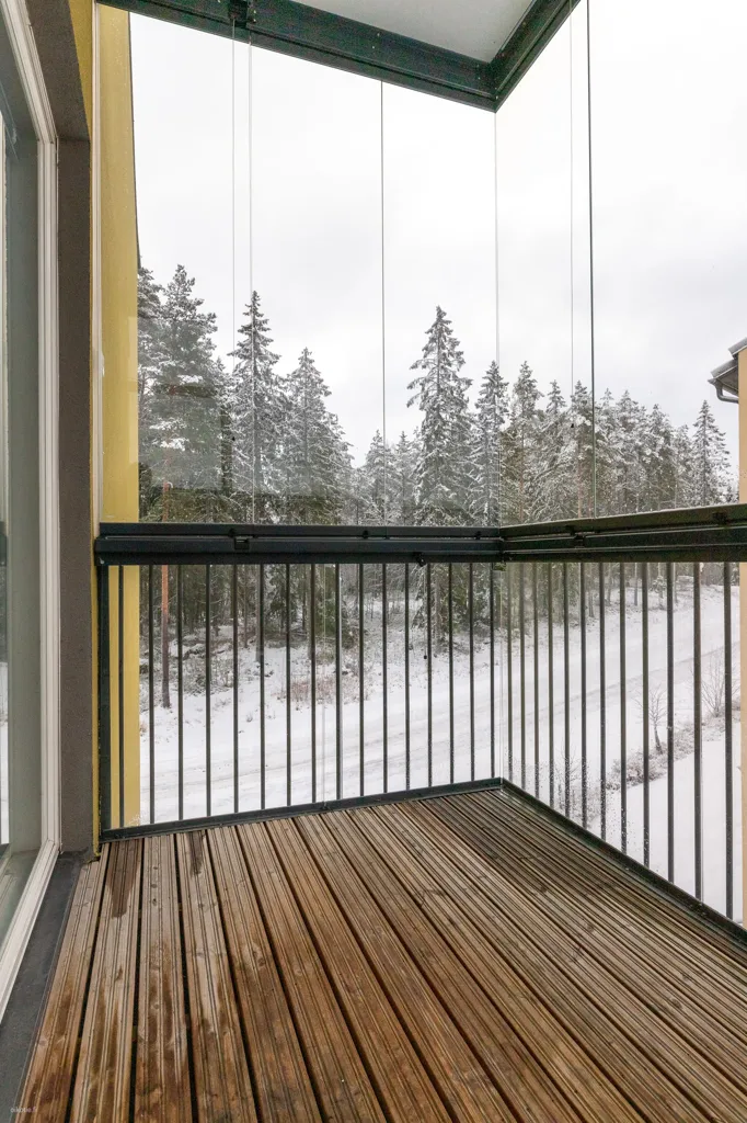 Balcon - Efficiently Designed Apartment with French Balcony in Järvenperä
