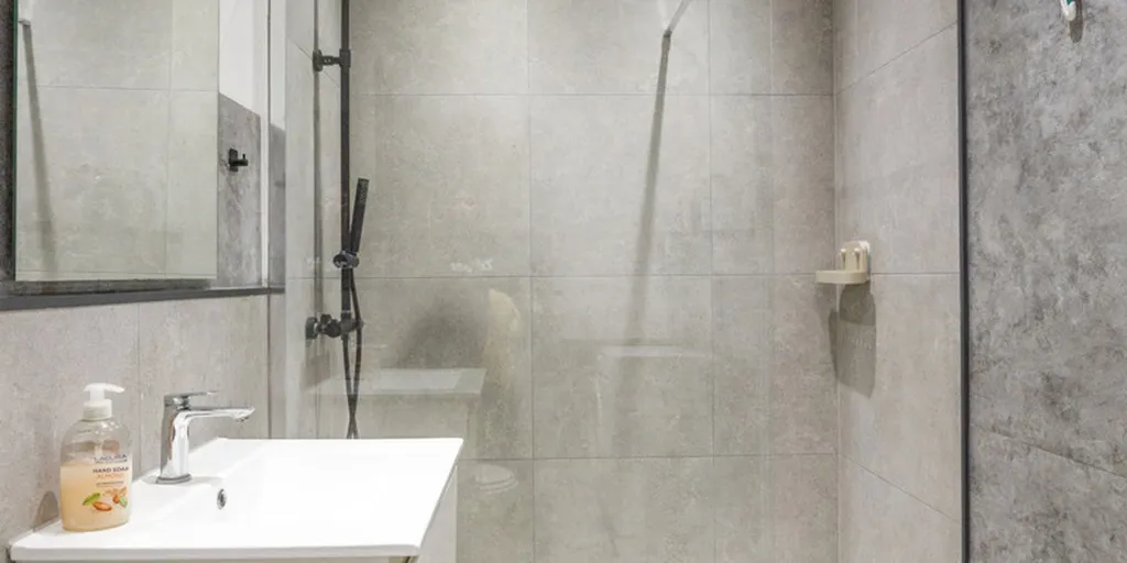 Bathrooms - Mixed-Use Property with Garden in Broechem
