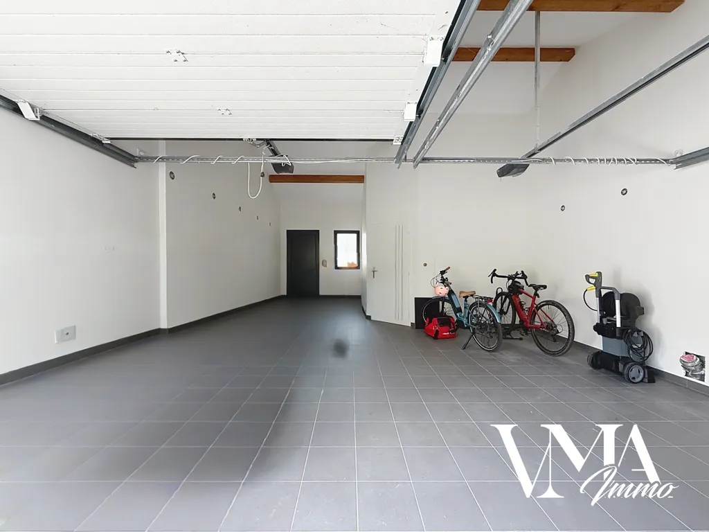 Garage - Villa Familiale avec Jardin dans le Secteur Pierres Dorées