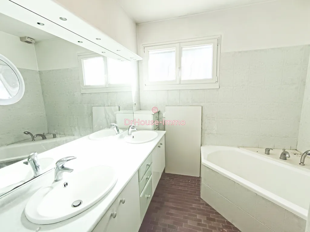 Salles de bain - Maison de Charme avec Balcon à Thouars