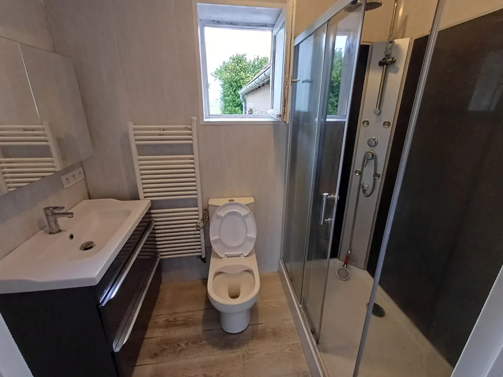 Salles de bain - Propriété avec Deux Maisons et Jardin à Saint-Jean-du-Doigt