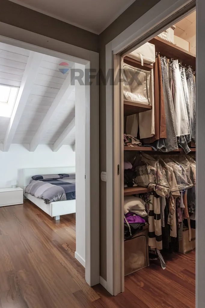 Pièces - Spacious Triplex with Panoramic View in Tregasio