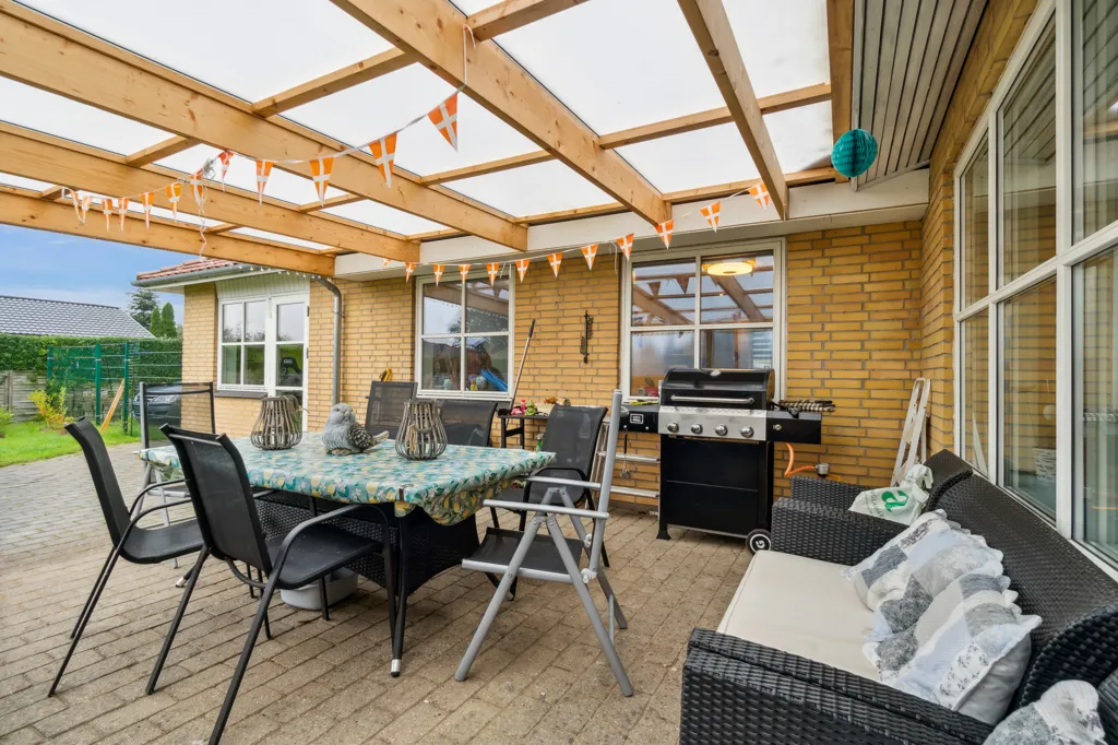 Terrace - Villa with Play Area near Give