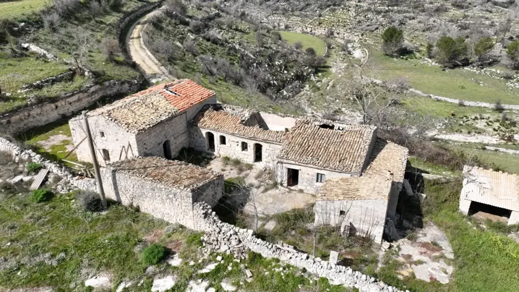 Õhuvaade - Traditional Rustico with Extensive Land in Ragusa