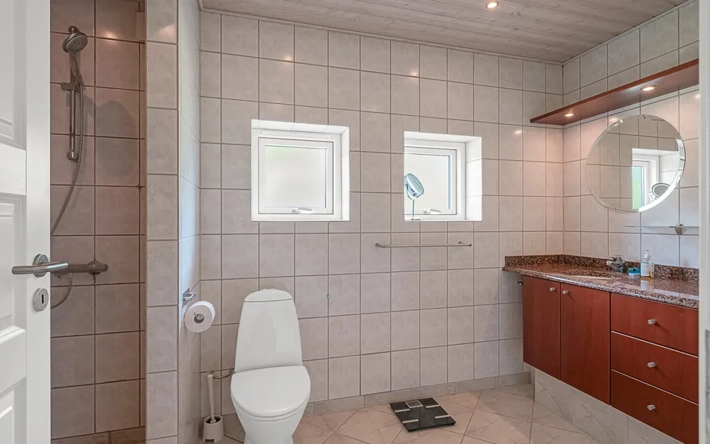 Vannitoad - Spacious Villa with Garden in Skæring