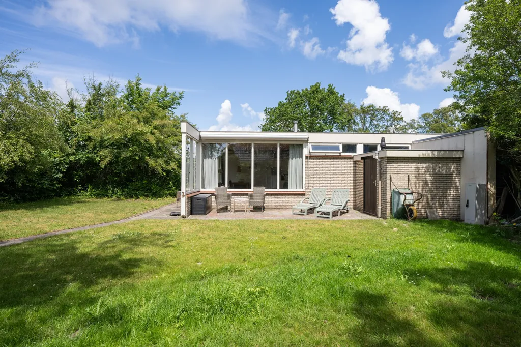 Giardino - Gabled Bungalow with Garden in De Koog