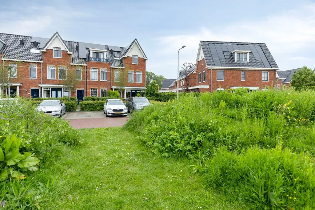 Aed - Corner House with Deep Garden in Rhoon