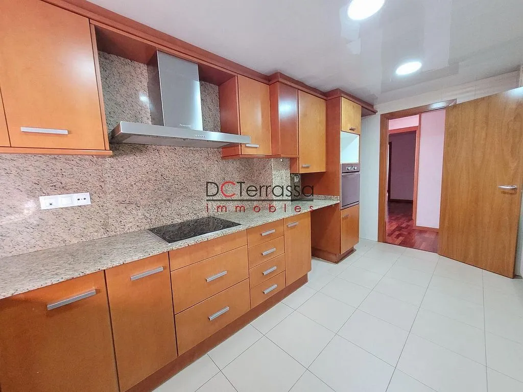 Kitchen - Apartment with Balcony in Vallparadís, Terrassa